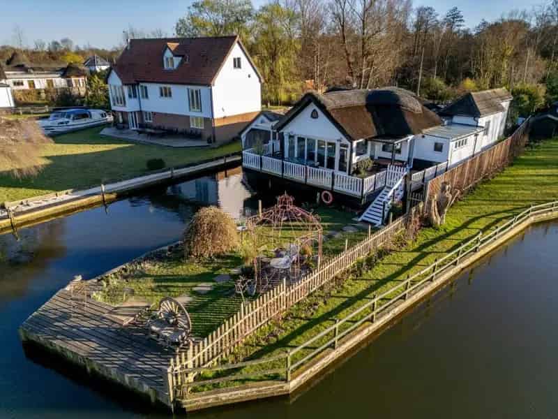 5 Bedroom Thatched House Wroxham Norfolk Broads