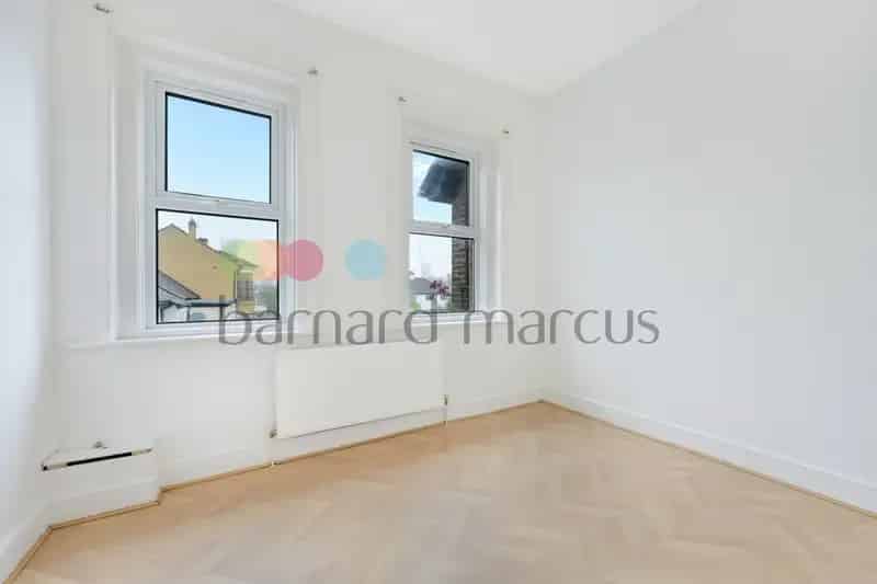 Two Bedroom Apartment Near South Croydon Train Station