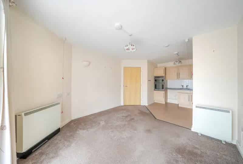1 Bedroom Retirement Flat for Sale Wallington Central