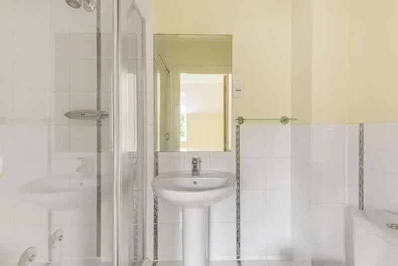 2 Bed Flat for Sale Near Town Centre
