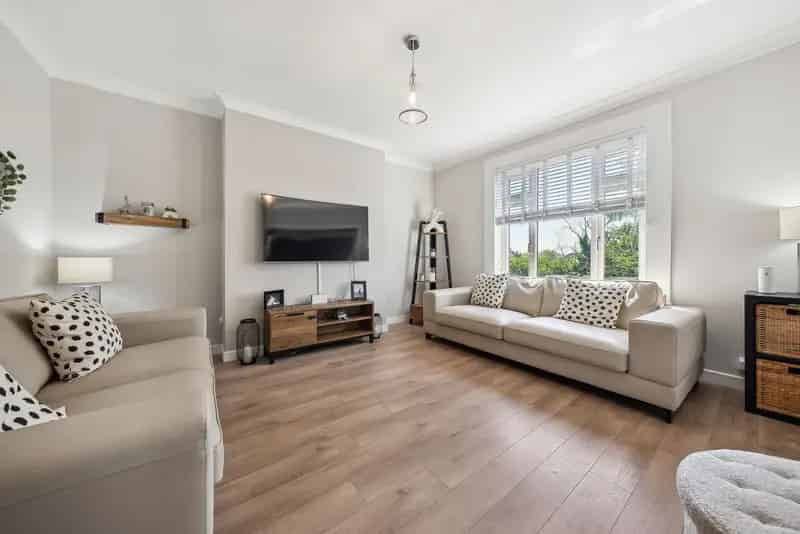 2 Bed Upper Apartment Knightswood Private Parking
