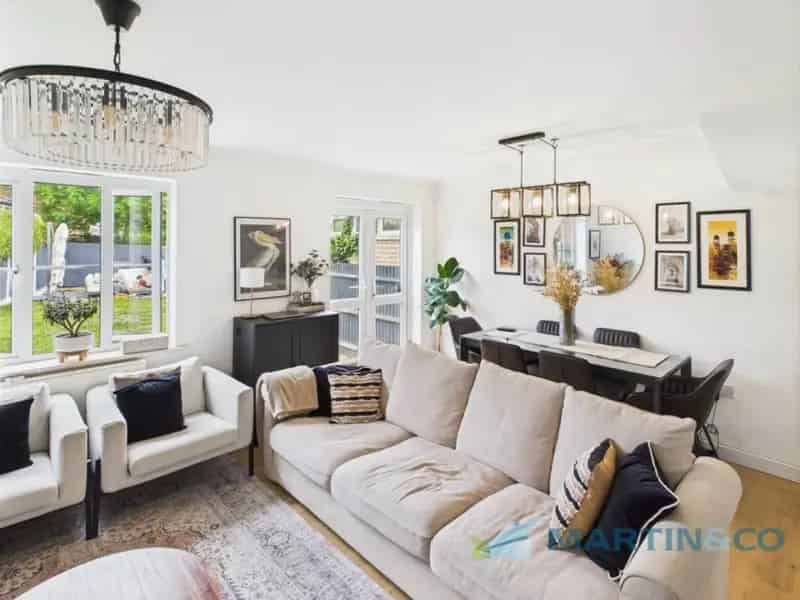 3 Bedroom House For Sale Near Town Centre and Schools