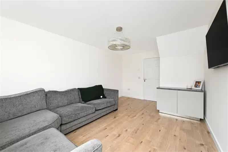 3 Bed Semi-Detached House with Garage and Garden