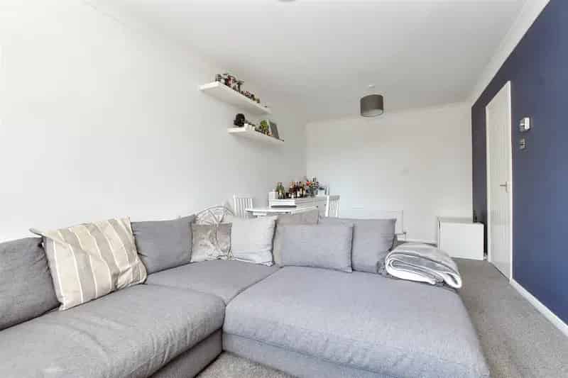 1 Bedroom Flat for Sale near Leatherhead Station