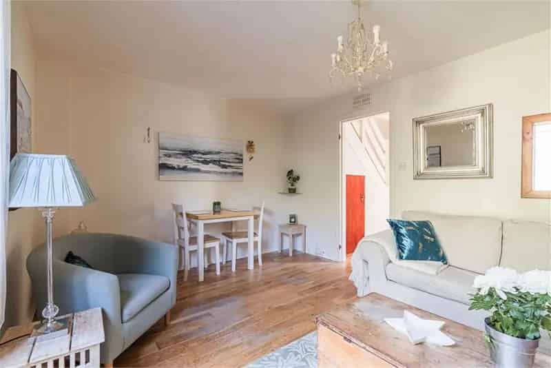 2 Bed Terraced House with Private Garden in Edinburgh