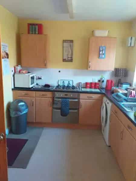 End Semi Detached House Near Shops and Transport
