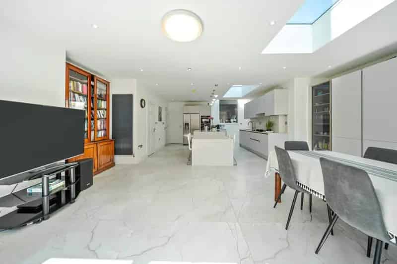 Stunning 5-Bedroom Family Home in Ealing W5
