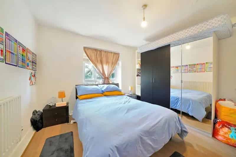 Spacious Top Floor Apartment in 1930s Building