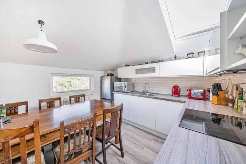 Spacious Period Conversion Apartment Near Transport Links
