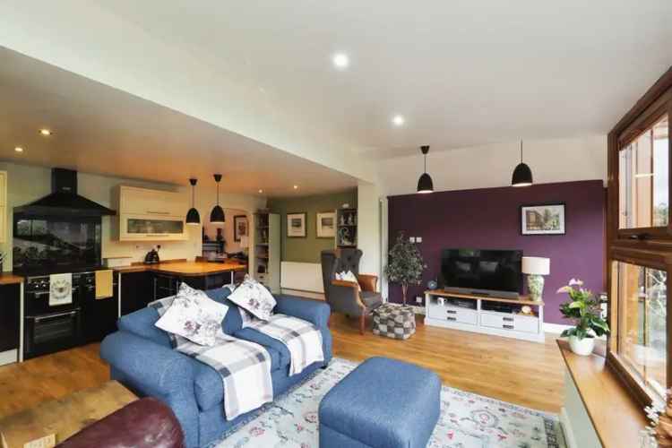 Spacious 4-Bed Detached Home with Modern Kitchen and Landscaped Garden
