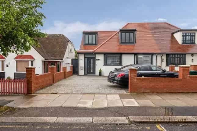5-Bedroom Semi-Detached House for Sale in NW2