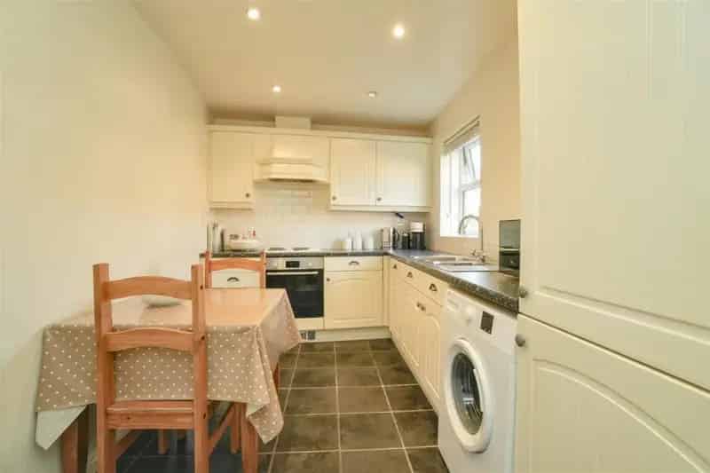 2 bed flat for sale