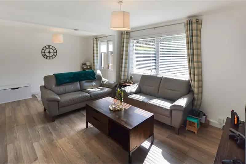 2 Bed End Terrace House with Garage and Modern Amenities