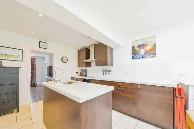 Three Bedroom Mid Terrace House with Garden Office and Parking