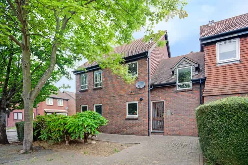 1 Bedroom Studio Flat to Rent Long Lease Low Overheads
