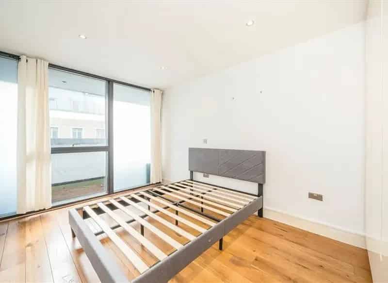 Greenwich 2 Double Bedroom Apartment with Balcony and Parking