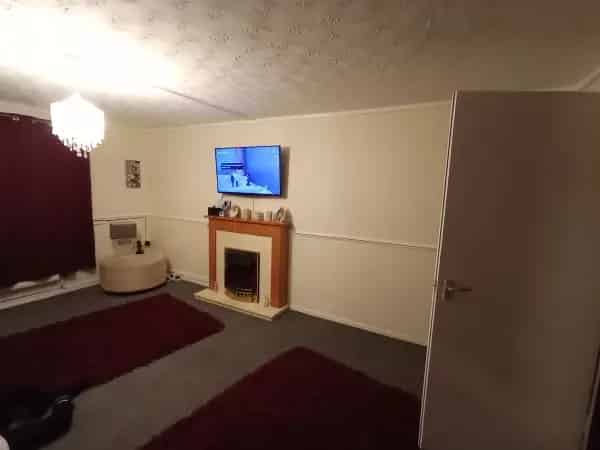 Large 2 Bed Flat Near Shops, Park, and Seafront