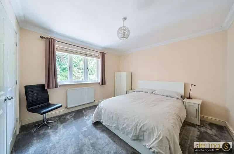 5 bed house for sale
