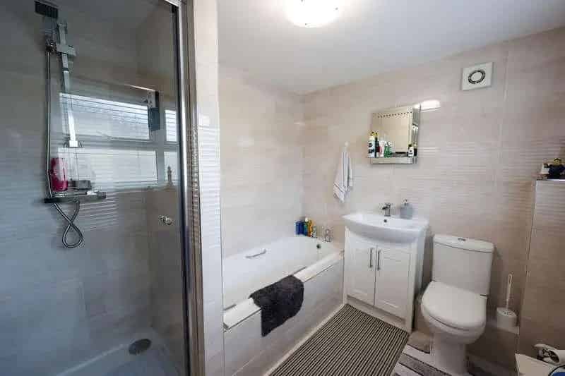 2 Bed Semi Detached Cottage Near Shops And Schools