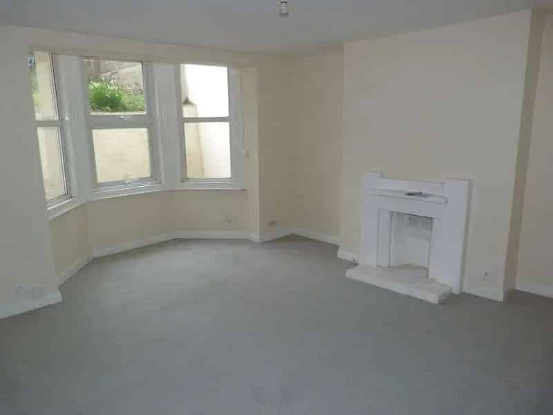 1 Bed Flat for Sale - Basement Flat with Courtyard