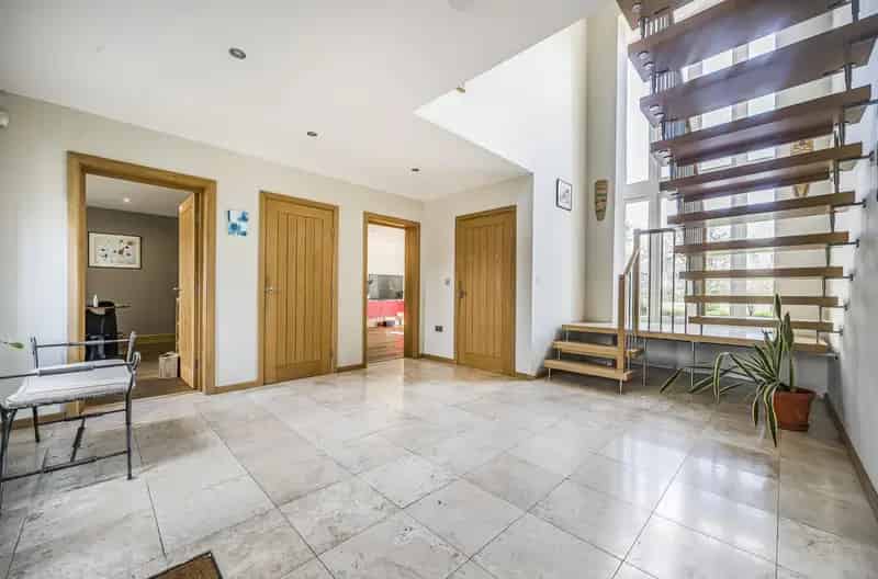 6 Bedroom Detached House in Sought After Location