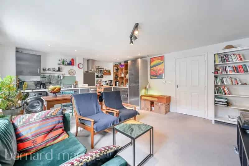 Surbiton Town Centre 2 Double Bedroom Apartment with Parking