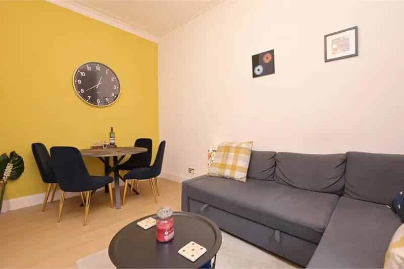 1 Bed Flat Abbeyhill Edinburgh - Spacious Victorian Apartment