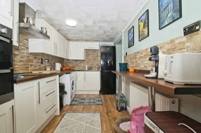 2 Bedroom Terraced House Cottage Style Charm Near Schools