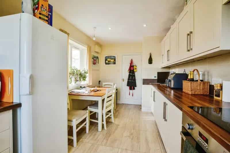 Detached Corner Plot Bungalow with Garage and Garden