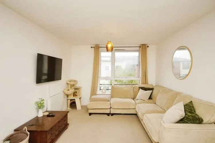 Modern 2-Bed Flat near Kingswood High Street