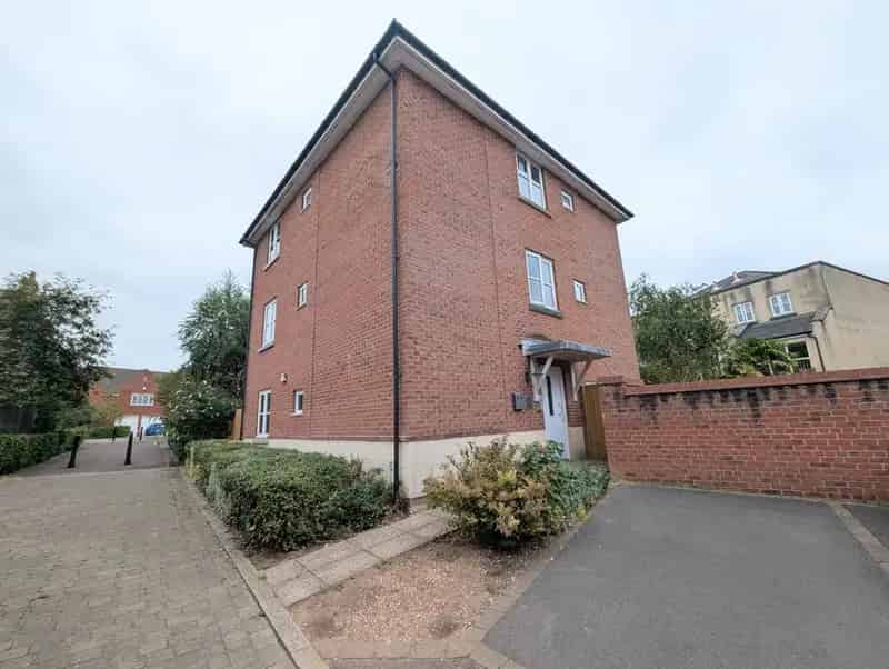 2 Bedroom Ground Floor Flat For Sale Auction August 9th 2025