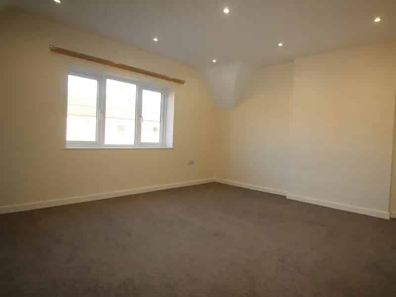 2 Bedroom Apartment Near Station Amenities