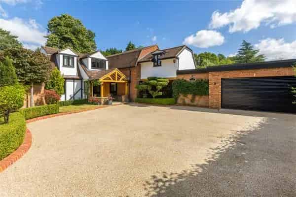 Spacious Family Home with Garden and Chalk Stream Access