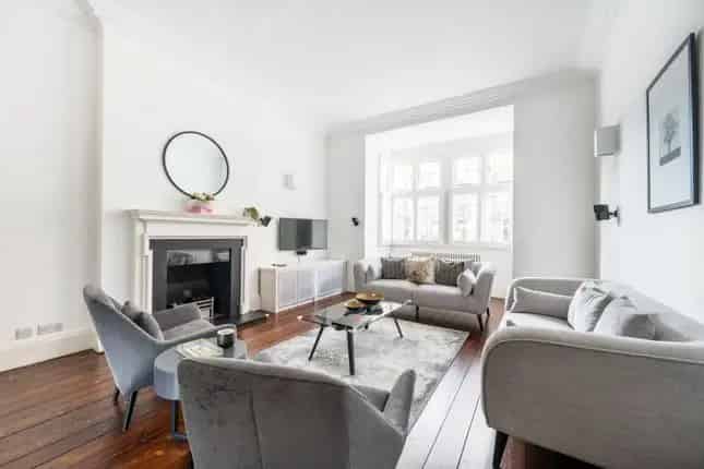 3 Bedroom Duplex Flat for Sale in Kensington London