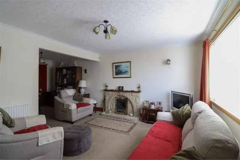 3 Bed House - Detached with 2 Reception Rooms