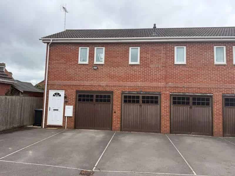 2 Bedroom Coach House To Rent