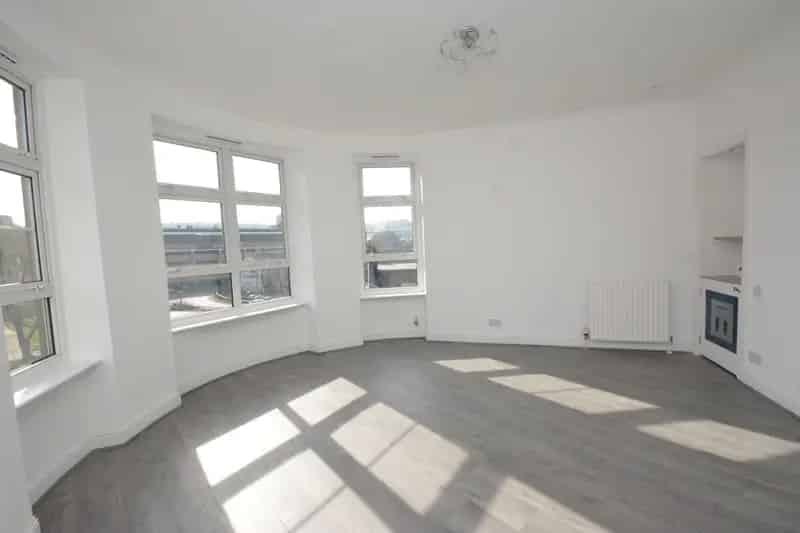 Art Deco Town Centre Flat Two Double Bedrooms Modern Upgrades