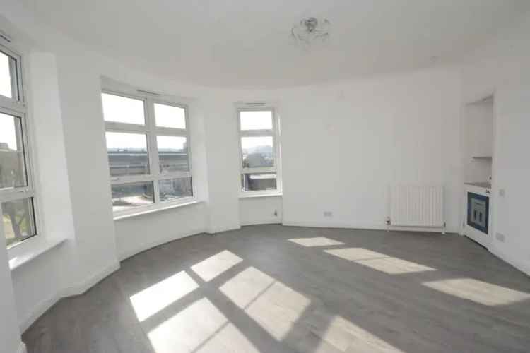 Art Deco Town Centre Flat Two Double Bedrooms Modern Upgrades