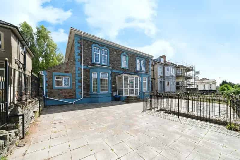 6 Bedroom Detached House for Sale