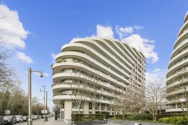 Luxury 3-Bedroom Apartment with Battersea Park Views