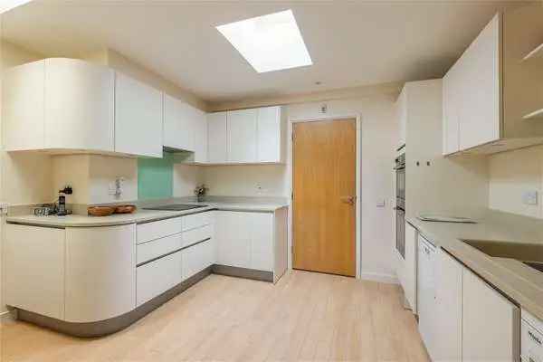 Spacious 3-Bedroom Penthouse Apartment in Cambridge