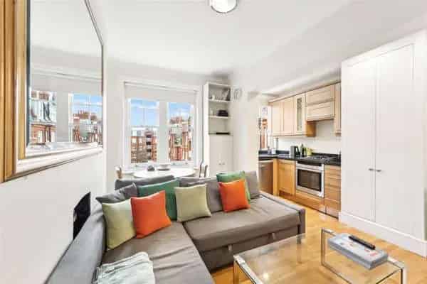 Two Bedroom Flat for Sale in Prestigious Mansion Block