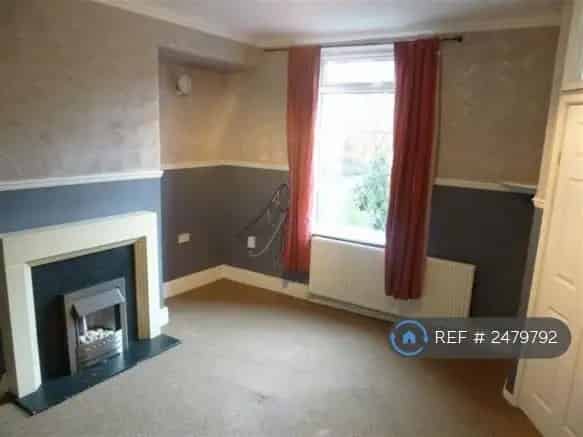 2 Bedroom Terraced House Near Schools and Transport