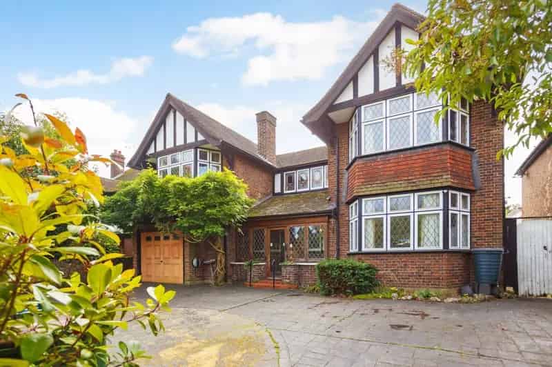 4 Bedroom Detached House for Sale in East Molesey