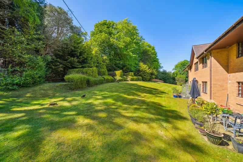 3-Bedroom Flat in Rhu with Private Garden and Garage