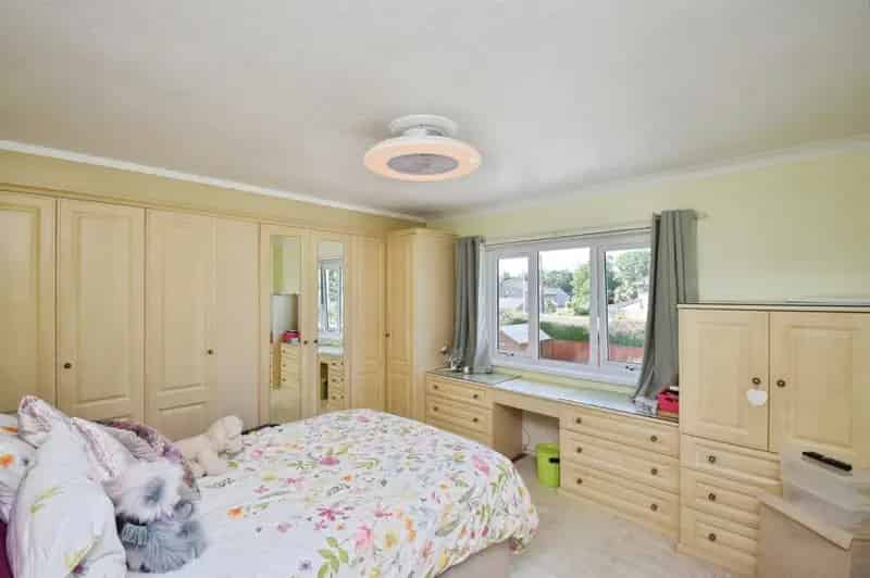 3 Bedroom Semi-Detached House with Garage and Garden