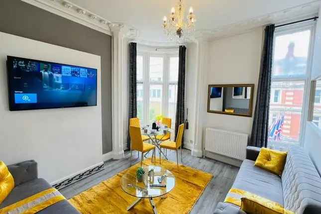 Flat to rent in Oxford Street, London W1C