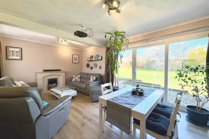 Four Bedroom Detached House with Large Garden and Double Garage