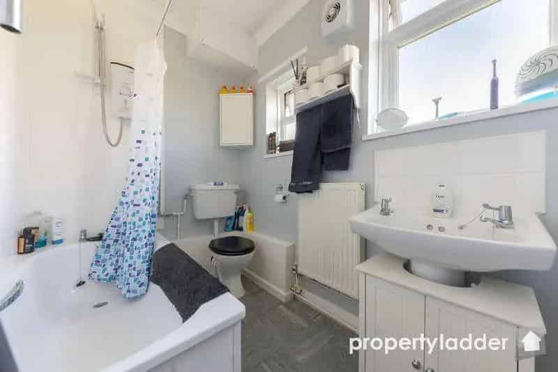 1 Bed Flat for Sale NR3 Spacious Ground Floor Flat Private Driveway Garden