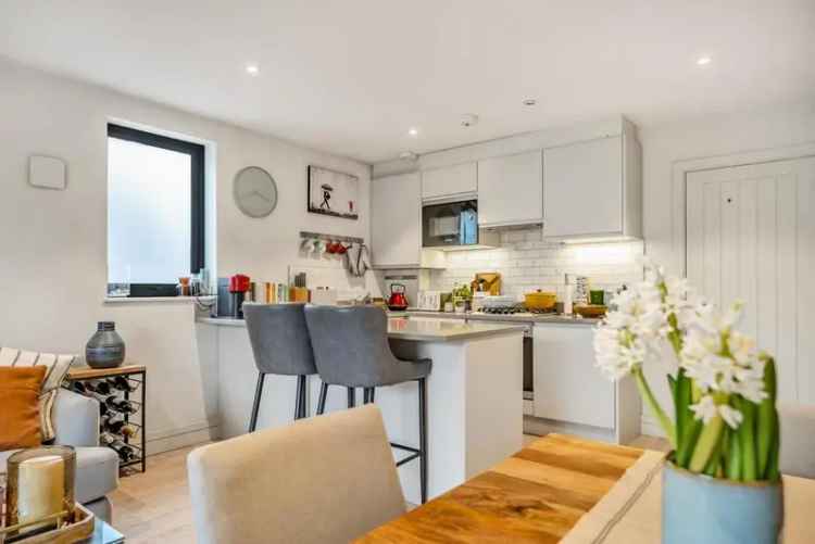 Flat For Sale in London, England